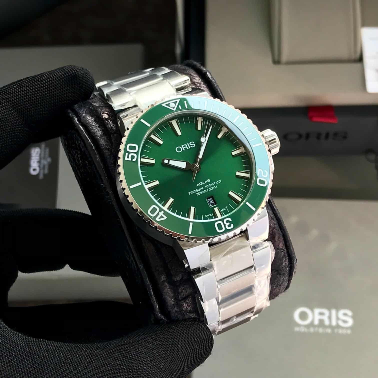 Oris Aquis Date Authentic Silver Green Dial Automatic Mens Watch - Image 2