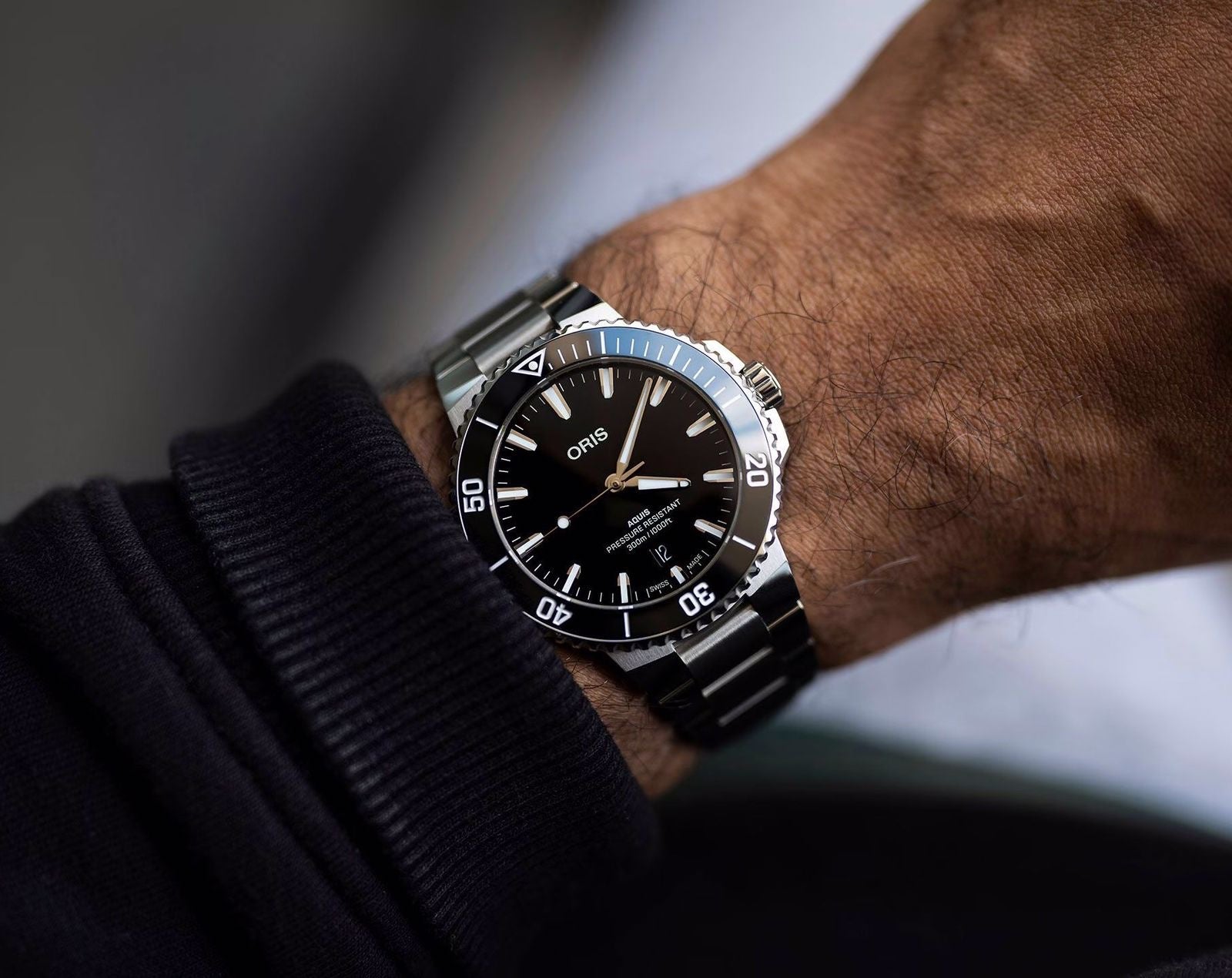 Oris Aquis Date Authentic Automatic Silver Black Dial Men's Watch - Image 4