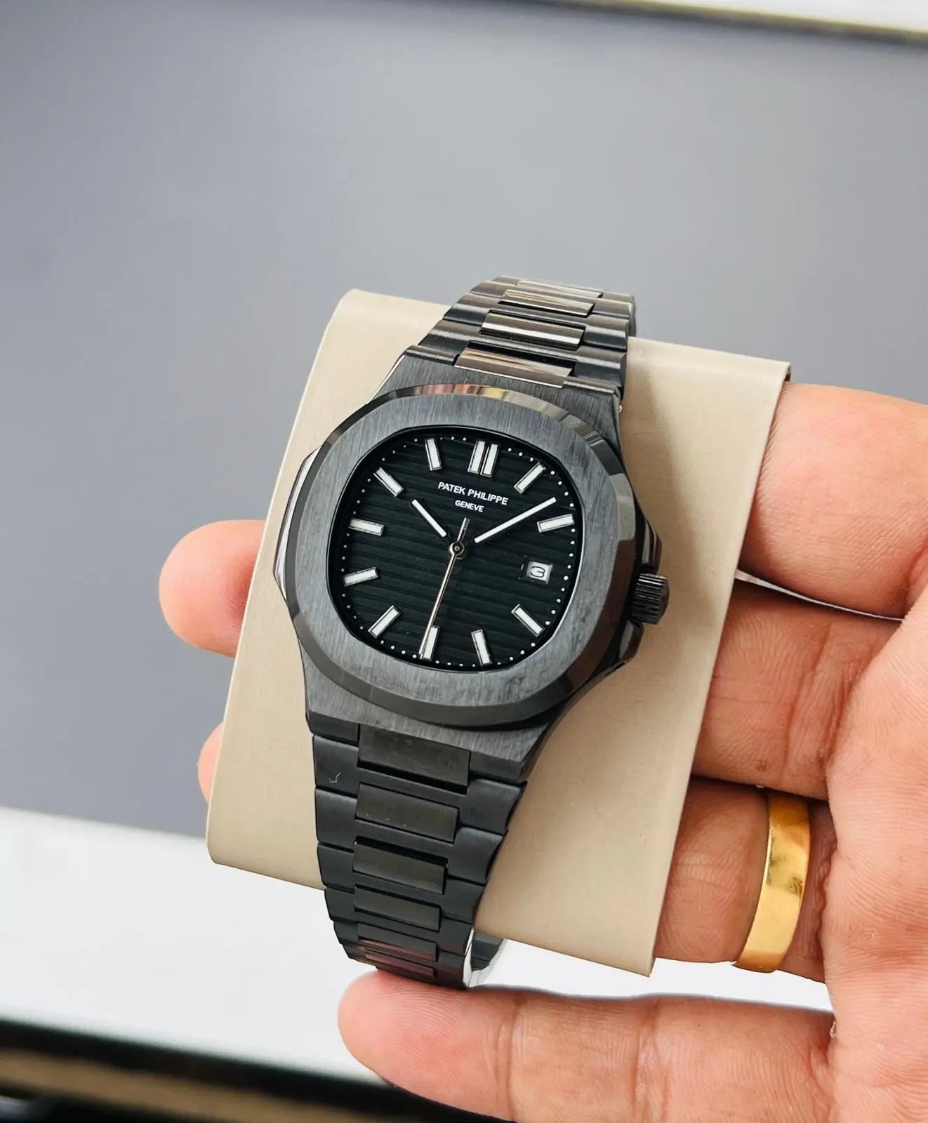 Patek Philippe Nautilus Quartz Men's Watch - Image 4