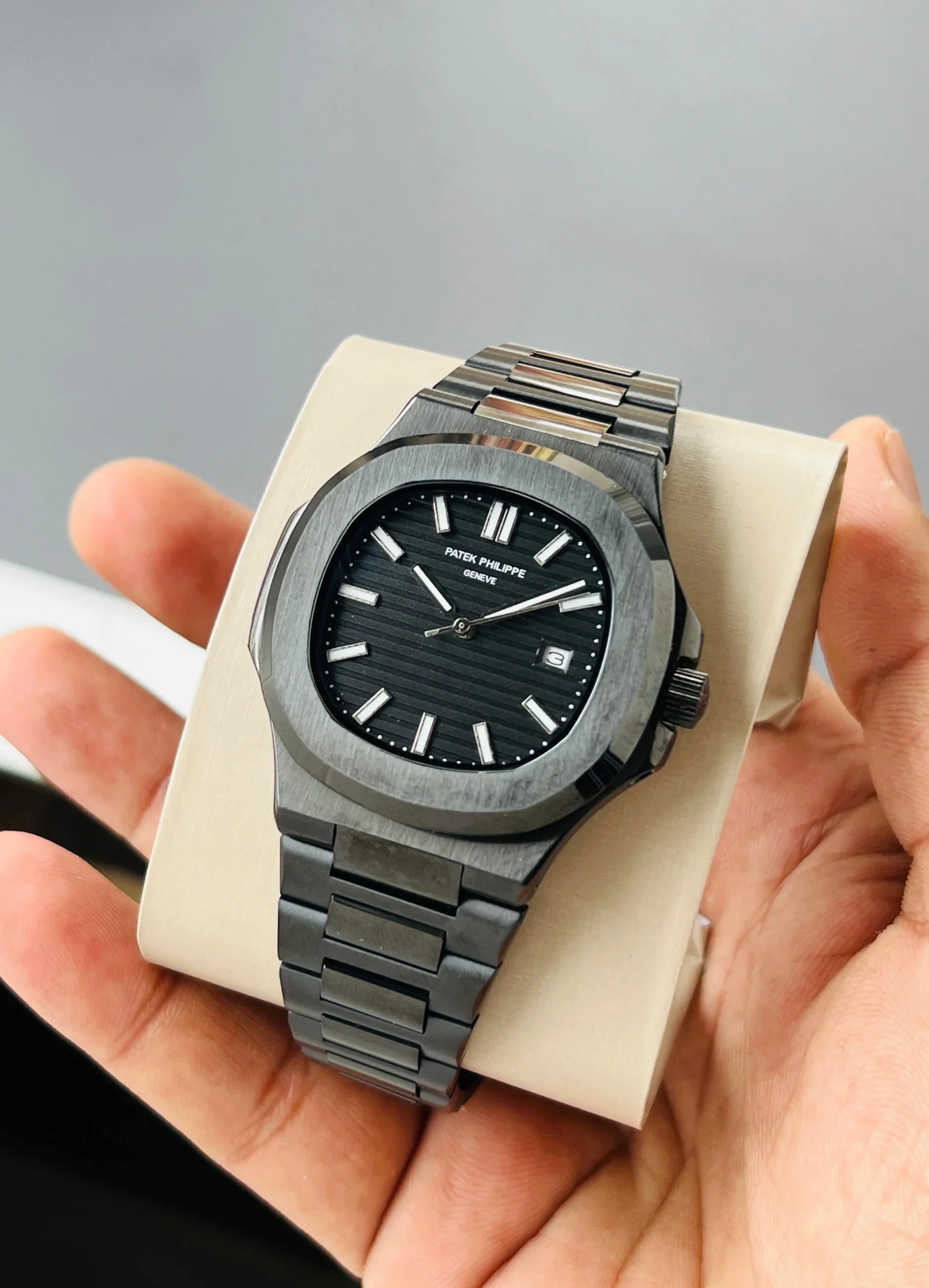 Patek Philippe Nautilus Quartz Men's Watch - Image 2