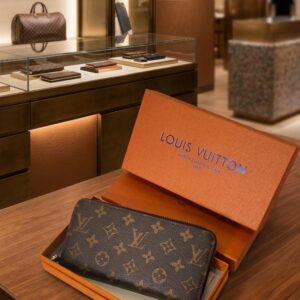 This Louis Vuitton Zippy Wallet in Monogram canvas