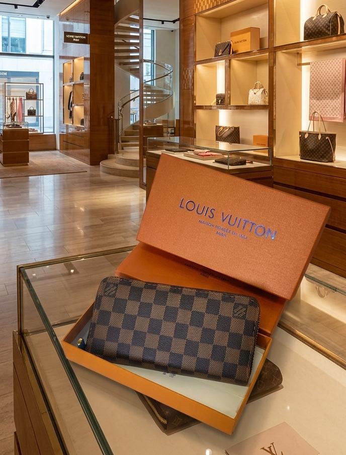 This Louis Vuitton Zippy Wallet in Monogram canvas - Image 2