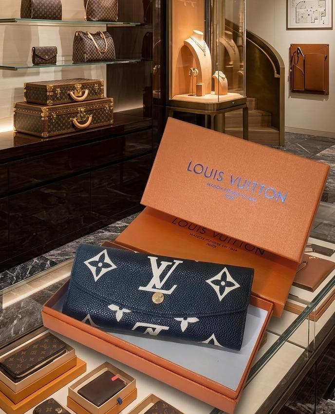 This Louis Vuitton Zippy Wallet in Monogram canvas - Image 3